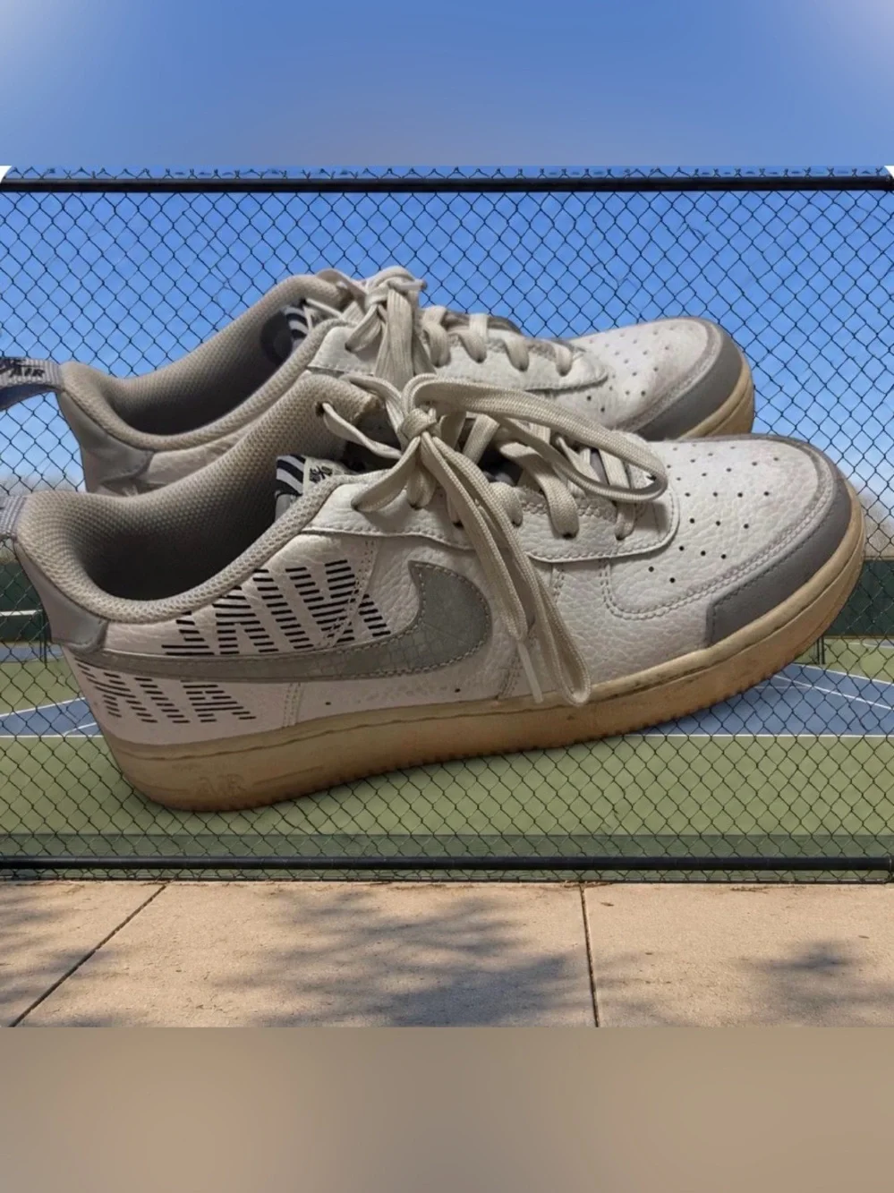 Nike Men's Low-Top Sneakers in Off-White and Light Gray